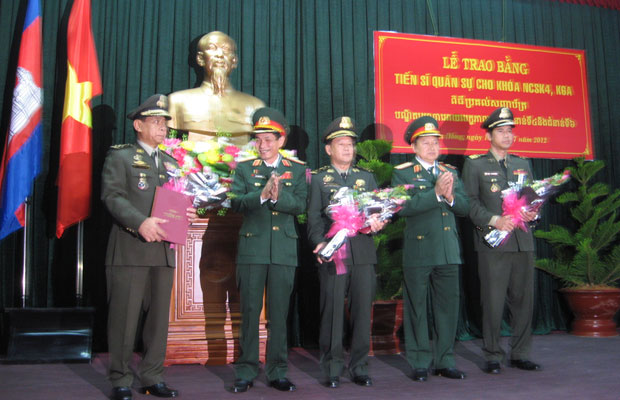 Chỉ huy HVLQ trao bằng tiến sĩ và tặng hoa cho các sĩ quan cao cấp Quân đội Hoàng gia Campuchia
