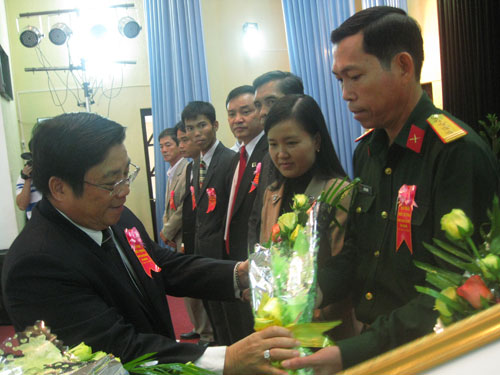 Bí thư Tỉnh ủy, Chủ tịch HĐND tỉnh tặng hoa cho các tập thể có thành tích trong phong trào Đền ơn đáp nghĩa năm 2012