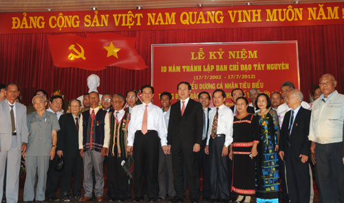 Thủ tướng Nguyễn Tấn Dũng chụp ảnh kỷ niệm với đòan Lâm Đồng.