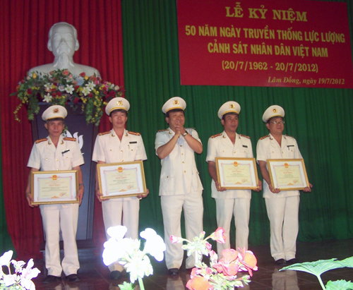 Đại tá Vũ Nhân Khánh - Phó Giám đốc Công an tỉnh trao Bằng khen của Chủ tịch UBND tỉnh tặng các cá nhân và tập thể xuất sắc.