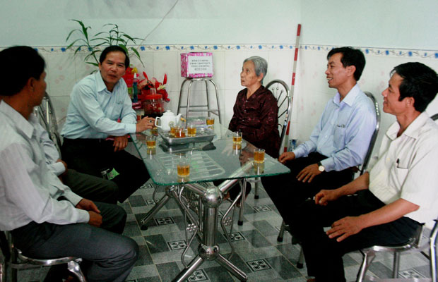 Đồng chí Nguyễn Xuân Tiến thăm và tặng quà gia đình bà Nguyễn Thị Soa (xã Đoàn Kết, huyện Đạ Huoai)