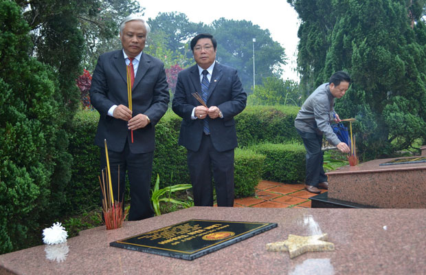 Đ/c Uông Chu Lưu- Phó Chủ tịch Quốc hội và đ/c Huỳnh Đức Hòa - Bí thư Tỉnh ủy tri ân công lao của các anh hùng liệt sỹ. 