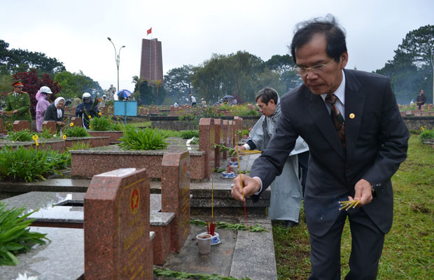 Đc Nguyễn Xuân Tiến - Ủy viên Trung ương Đảng, Chủ tịch UBND tỉnh Lâm Đồng thắp hương tưởng niệm và tri ân trên các phần mộ liệt sỹ.