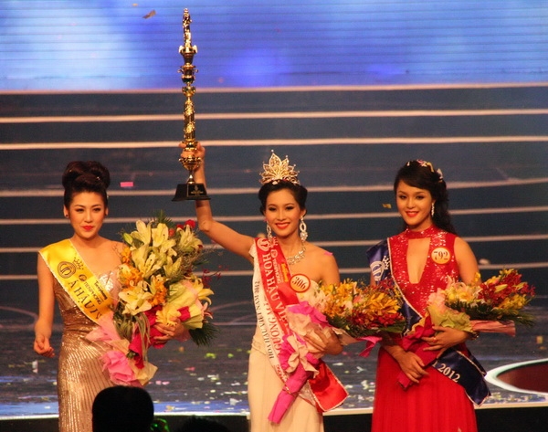 Thu Thảo đăng quang ngôi Hoa hậu Việt Nam 2012