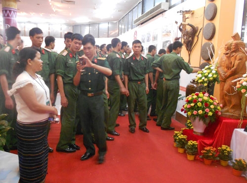 Các chiến sĩ của Đoàn nghi lễ Bộ Quốc phòng tới tham quan hiện vật của tỉnh Lâm Đồng