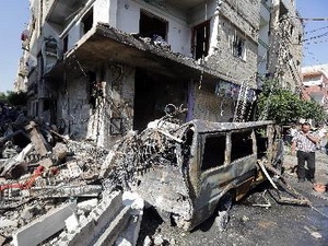 Người dân Syria tại địa điểm xảy ra vụ đánh bom. (Ảnh: AFP/TTXVN)