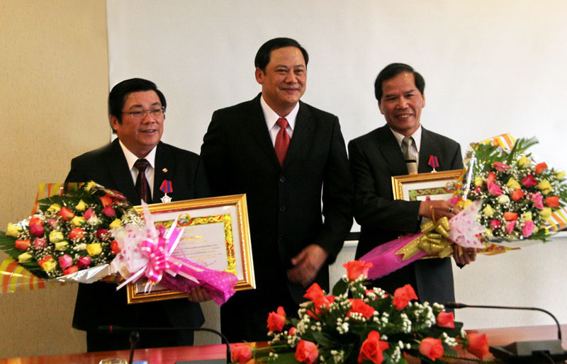 TS. Sonsay Siphadon - UVBCHTW Đảng Nhân dân Cách mạng Lào, Bí thư Tỉnh ủy, Tỉnh trưởng tỉnh Champasak thừa ủy quyền Chủ tịch nước CHDCND Lào trao Huân chương Tự do hạng Ba cho đồng chí Bí thư Tỉnh ủy và Chủ tịch UBND tỉnh Lâm Đồng