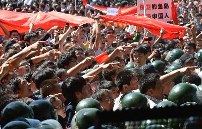 Dân Trung Quốc biểu tình trước Đại sứ quán Nhật ở Bắc Kinh (Nguồn: AFP/TTXVN)