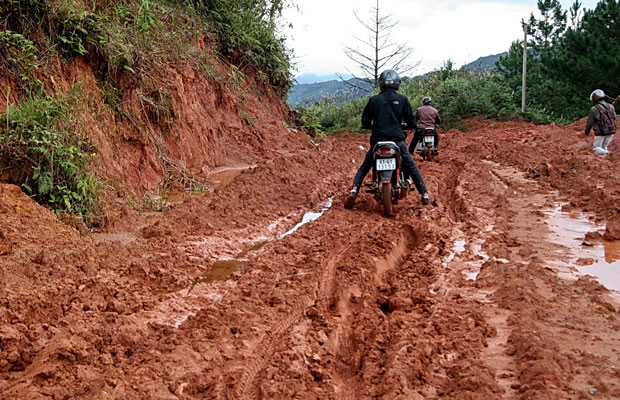 Không chỉ người đi xe mà cả người đi bộ cũng rất khó khăn khi vượt qua cung đường này để đến trung tâm xã Đưng K’Nơh  