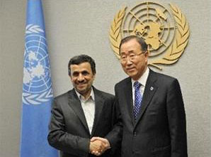 Tổng thư ký LHQ Ban Ki-Moon (phải) có cuộc gặp với Tổng thống Iran Mahmoud Ahmadinejad (trái). Tổng thống Mahmoud Ahmadinejad tới Mỹ tham dự khóa họp thứ 67 Đại hội đồng LHQ. AFP/TTXVN