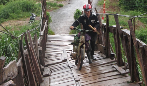 “Lắc lẻo” 2 chiếc cầu treo