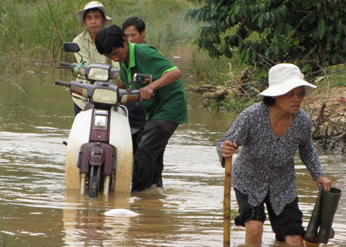 Vì sao đường dân sinh luôn ngập chìm trong nước?