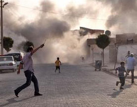 Khói bốc lên sau khi đạn pháo bắn sang từ Syria (Ảnh: The Guardian)