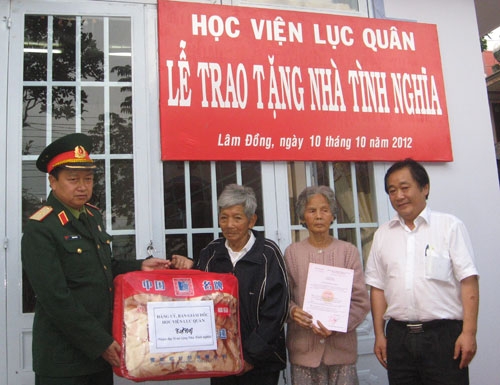 Học viện Lục quân: Trao tặng nhà tình nghĩa cho gia đình liệt sĩ