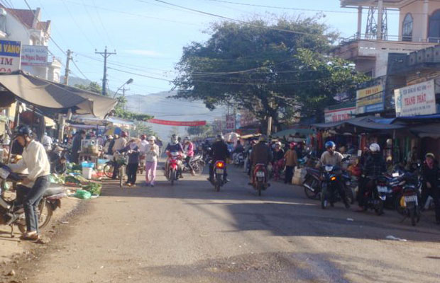 Chợ Thăng Long, thị trấn Nam Ban lấn chiếm lòng, lề đường