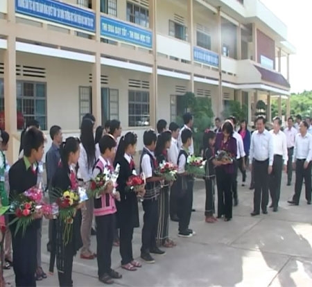 Ngay sau buổi làm việc bà Nguyễn Thị Kim Ngân cùng đoàn công tác đã đến thăm Trường trung học sở Nội Trú huyện Đam Rông. Công trình được đầu tư từ nguồn vốn 30a của Chính Phủ.