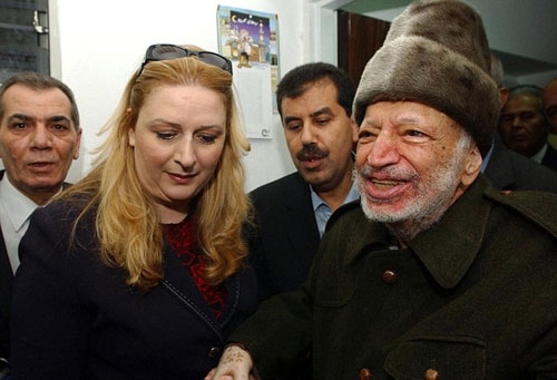 Yasser Arafat (phải) và vợ năm 2004