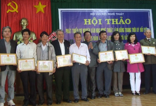 Tặng thưởng 20 tác phẩm hay trên Tạp chí Lang Bian 2012