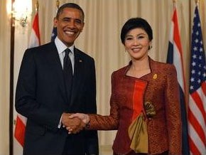 Thủ tướng Thái Lan Yingluck Shinawatra (phải) tiếp Tổng thống Barack Obama trong cuộc gặp ở Bangkok. (Nguồn: AFP/TTXVN)