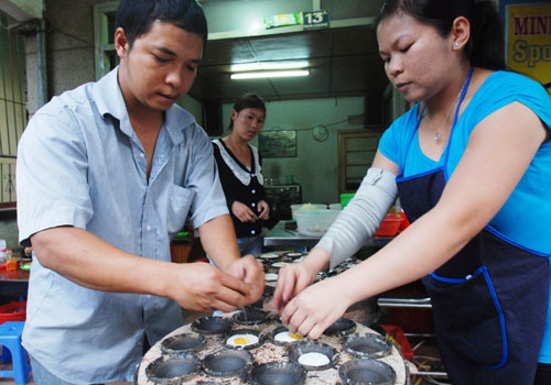 Vợ chồng chung tay làm món bánh căn ngon nức tiếng trên đường Nhà Chung