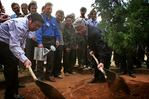 Tổng bí thư và Bí thư Tỉnh ủy trồng cây lưu niệm tại xã Đông Thanh