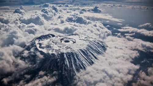 núi Kilimanjaro (Tanzania) nhìn từ trên cao.