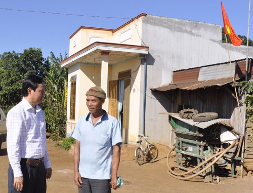 Lãnh đạo tỉnh khảo sát xây dựng nông thôn mới trong vùng đồng bào DTTS ở xã Tân Hội, huyện Đức Trọng