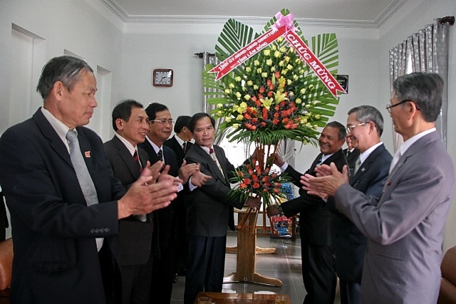 Đồng chí Nguyễn Xuân Tiến – UVTW Đảng, Phó Bí thư Tỉnh ủy, Chủ tịch UBND tỉnh thay mặt lãnh đạo tỉnh tặng hoa chúc mừng Lễ Giáng sinh các vị Mục sư ở Ban Đại diện Hội Thánh Tin Lành Việt Nam (miền Nam).