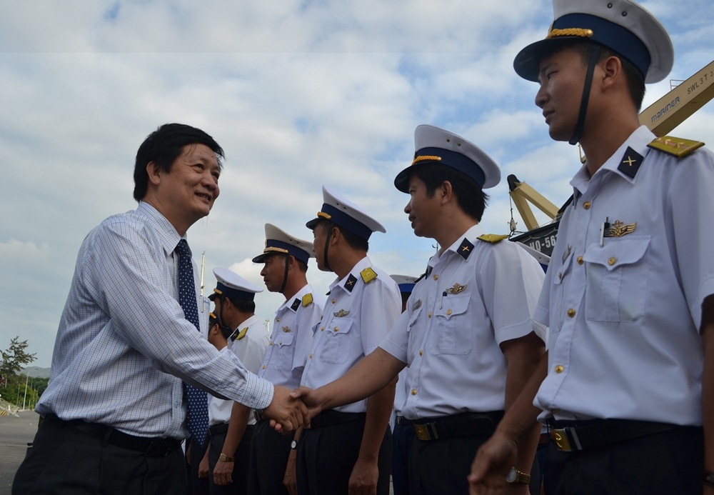  Ông Trần Sơn Hải, Phó chủ tịch UBND tỉnh Khánh Hoà, chúc mừng các chiến sỹ trước khi ra Trường Sa