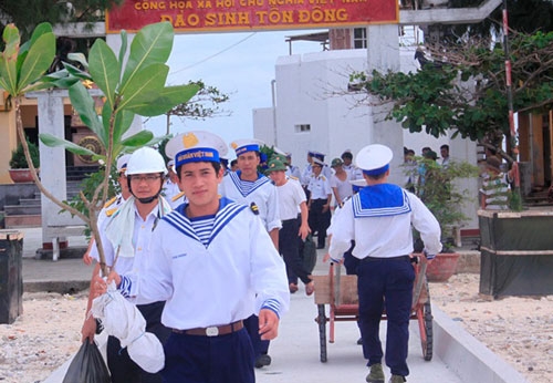 Chiến sỹ Trường Sa mang cây bàng vuông về làm quà cho đất liền