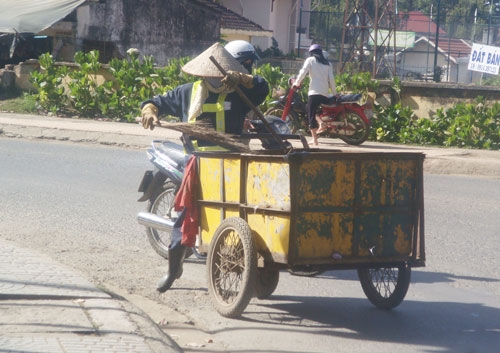 Công nhân vệ sinh không quản khó nhọc, vất vả ngày đêm góp phần tạo nên những mùa xuân xanh - sạch - đẹp