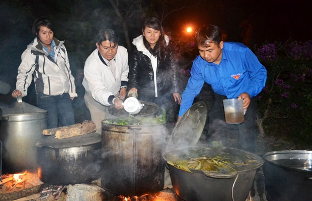 Quây quần bên nồi bánh chưng cuối năm. Những chiến bánh nghĩa tình này  đang được nấu chín để kịp gửi tặng trẻ em nghèo vui tết. (ảnh Văn Báu)