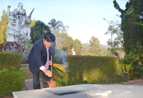 Lãnh đạo tỉnh viếng Nghĩa trang liệt sỹ nhân dịp Tết Nguyên đán Quý Tỵ 2013