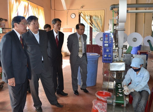 Chủ tịch tỉnh thăm cơ sở sản xuất trà atiso tại Công ty TNHH Vĩnh Tiến