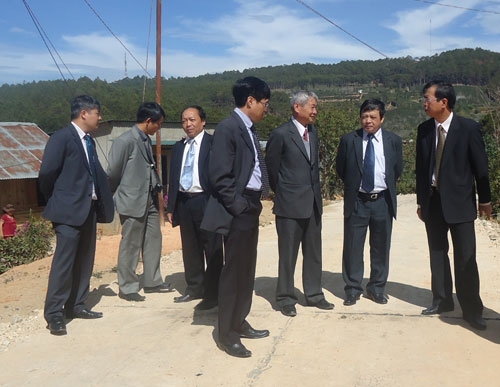 Phó Bí thư Thuờng trực Tỉnh ủy Hoàng Sĩ Sơn (bìa phải) cùng đoàn công tác đi kiểm tra đường giao thông nông thôn mới được đầu tư đưa vào sử dụng tại xã Trạm Hành.