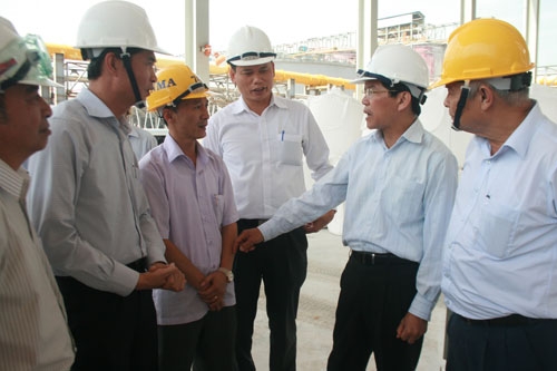 Chủ tịch UND tỉnh Nguyễn Xuân Tiến thăm và kiểm tra tại dây chuyền đóng gói alumin thuộc Tổ hợp Bô xít nhôm Lâm Đồng. Ảnh Hữu Sang