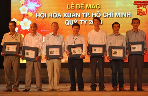 Anh Bùi Văn Sang nhận giải vàng tại Hội hoa xuân Tp. HCM 2013