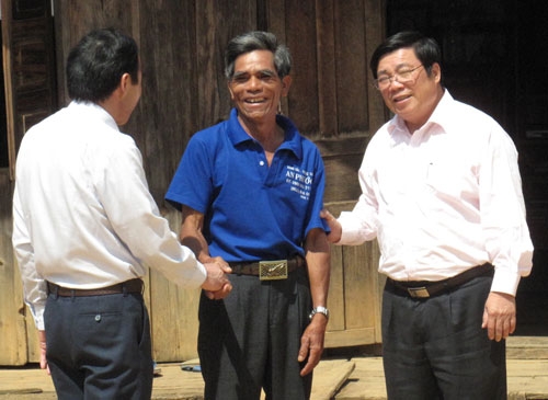 Bí thư Tỉnh ủy Huỳnh Đức Hòa (bìa phải) thăm gia đình ông Ja Giong nguyên cán bộ Mặt trận ở xã Tà Hine