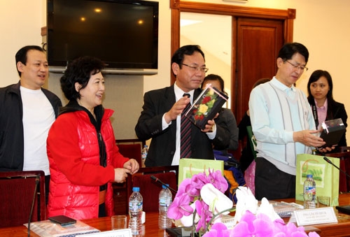 Đồng chí Nguyễn Văn Yên giới thiệu sản phẩm hoa tươi ướp khô của Đà Lạt với đoàn doanh nhân 