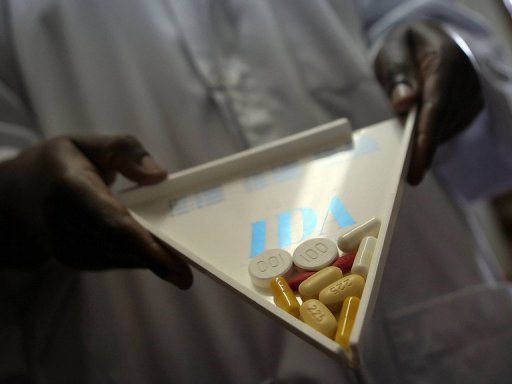 Thông thường, những người nhiễm HIV phải dùng thuốc suốt đời (Nguồn: AFP)