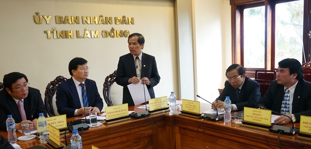 Đ/c Nguyễn Xuân Tiến- Phó Bí thư tỉnh ủy, Chủ tịch UBND tỉnh Lâm Đồng báo cáo với Bộ trưởng Bộ Xây dựng.