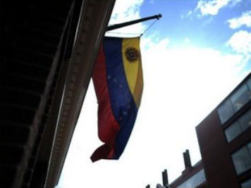 Cờ trên nóc tòa đại sứ Venezuela ở Mỹ 