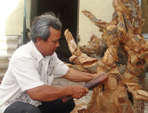 Ông Ngôn đang khéo léo thổi “hồn” vào gỗ lũa