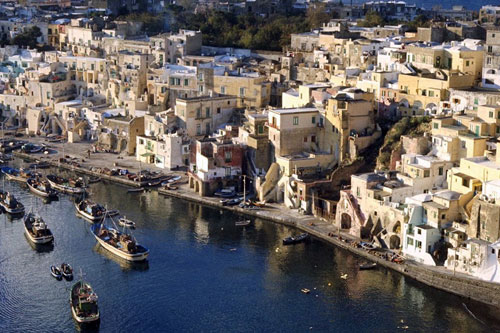 Thành phố biển Naples là đại bản doanh của mafia Camorra. Cảng Naples trở thành bến trung chuyển của các tổ chức buôn lậu và buôn người