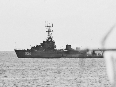 Tàu chiến Trung Quốc mang số hiệu 854 de dọa, ngăn cản tàu Mỹ Á cứu hộ tại khu vực Gạc Ma, Cô Lin.