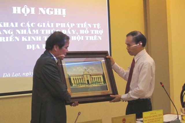 Phó Thống đốc Ngân hành Nhà nước tặng quà lưu niệm cho UBND tỉnh