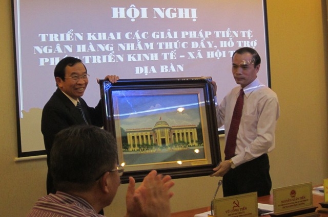 Ông Nguyễn Đồng Tiến cũng tặng quà lưu niệm cho đoàn Đại biểu quốc hội đơn vị tỉnh Lâm Đồng.