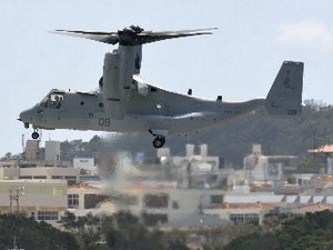  Máy bay MV-22 Osprey hạ cánh tại Căn cứ không quân Futenma ở thành phố Ginowan, tỉnh Okinawa. (Nguồn: Kyodo/TTXVN)