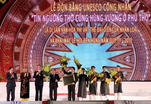 Lãnh đạo tỉnh Phú Thọ đón nhận Bằng UNESCO công nhận “Tín ngưỡng thờ cúng Hùng Vương ở Phú Thọ” - Ảnh VGP/Từ Lương