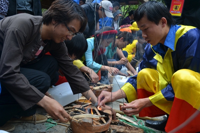 Và tham gia, cổ vũ các trò